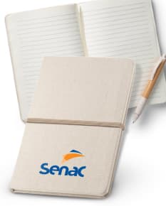 Caderno A5 em Linho com Folhas Pautadas - O caderno perfeito para anotar suas ideias e pensamentos com muito estilo e elegância. Feito em linho de alta qualidade, possui folhas pautadas para facilitar a organização. Ideal para uso no trabalho, na escola ou para presentear alguém especial. Garanta já o seu!