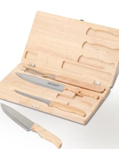 Kit churrasco inox com estojo de madeira, contendo faca, garfo, espátula e tesoura de churrasco. Ideais para preparar refeições ao ar livre. Aço inoxidável de alta qualidade, durável e resistente. Utensílios práticos e elegantes para uso doméstico ou em restaurantes.