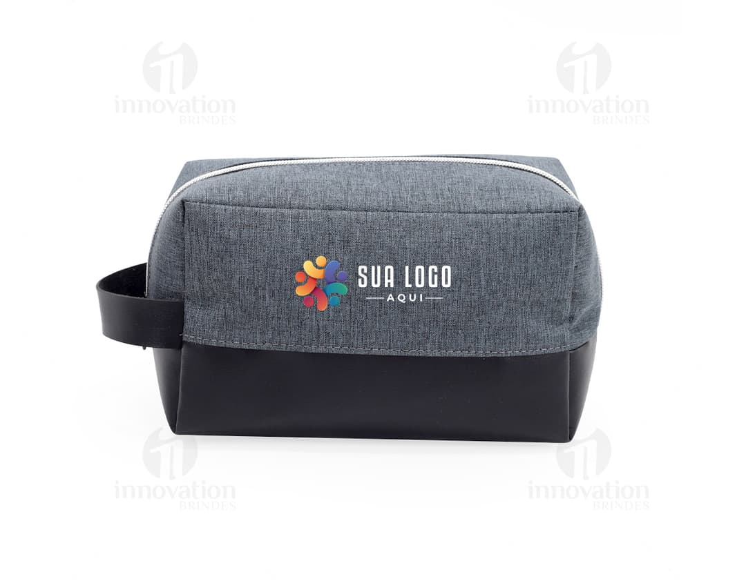 Nécessaire em nylon preto para armazenamento de objetos pessoais e acessórios de forma prática e segura. Ideal para viagens