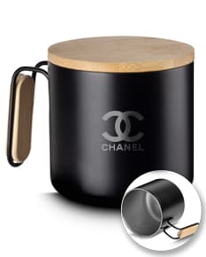 Caneca térmica de 380ml preta, feita de cerâmica, ideal para café, chá ou expresso. Perfeita para bebidas quentes, possui tampa e colher, proporcionando praticidade no uso. Ideal para relaxar e curtir uma bebida quente pela manhã ou durante o dia.
