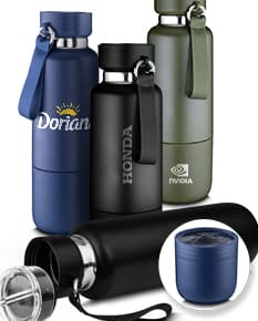 Garrafa térmica inox com mosquetão em ambiente escuro, próximo a um dispositivo eletrônico, fio, lâmpada e alto-falante.