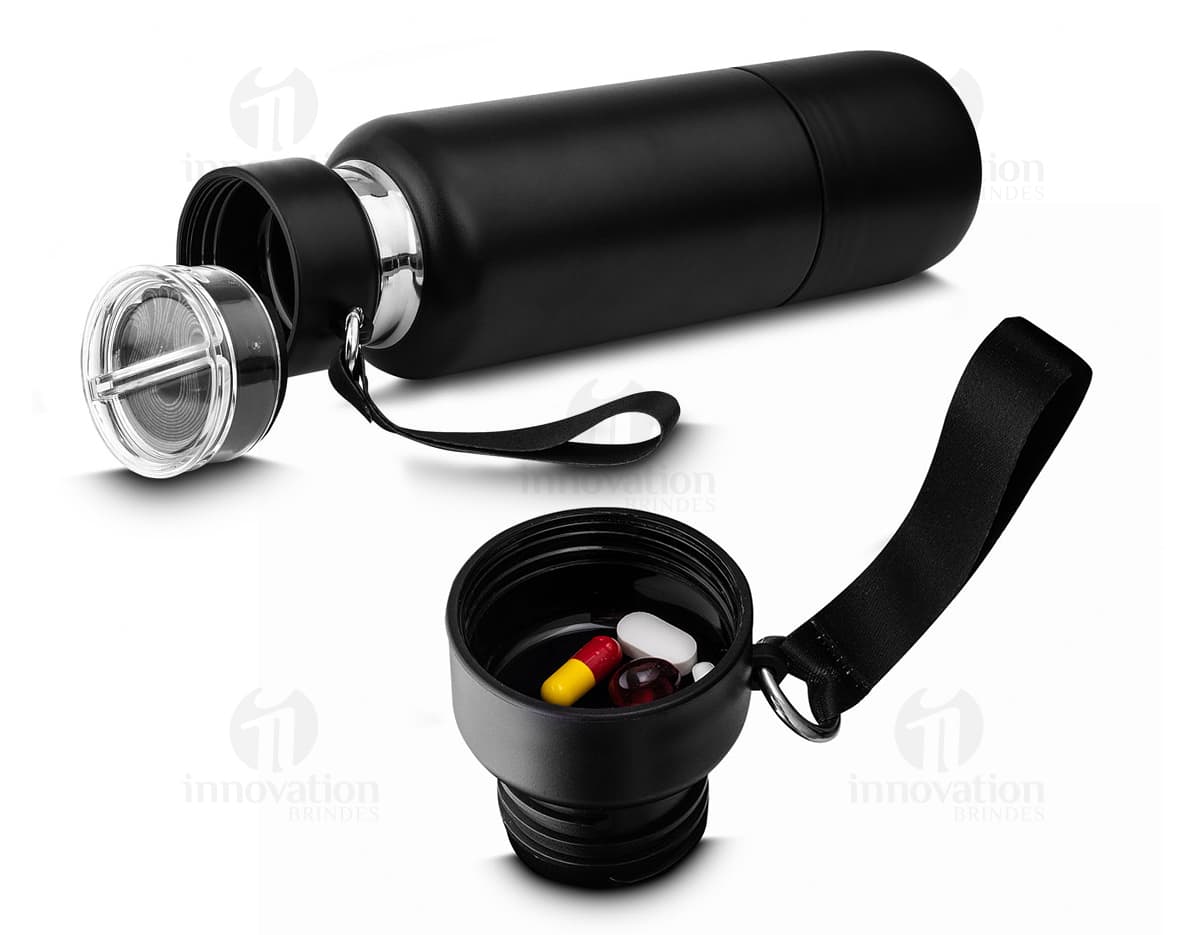 Garrafa térmica inox com mosquetão em ambiente escuro, próximo a um dispositivo eletrônico, fio, lâmpada e alto-falante.