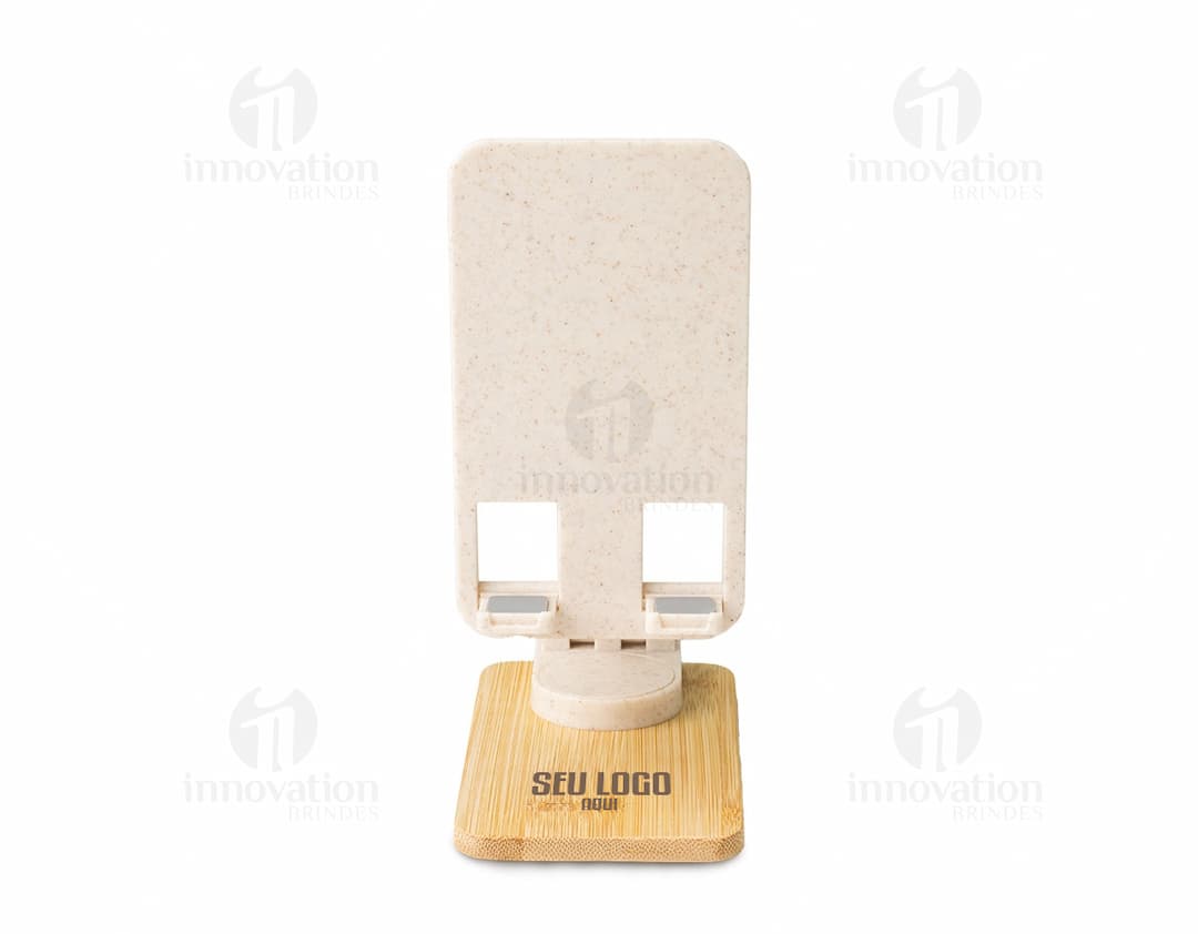 Suporte retrátil para celular 360° em papel marrom vazio, com textura antiga e desgastada. O suporte é amarelo com detalhes em madeira e metal, oferecendo um design vintage e grunge. O objeto está em cima de um bloco de madeira velho, em um espaço de escritório desorganizado.