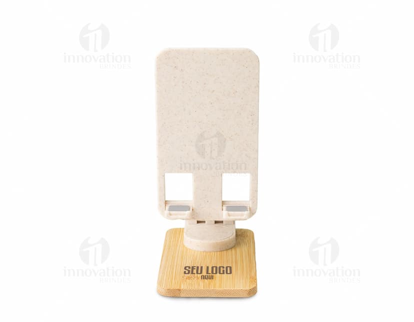 Suporte retrátil para celular 360° em papel marrom vazio, com textura antiga e desgastada. O suporte é amarelo com detalhes em madeira e metal, oferecendo um design vintage e grunge. O objeto está em cima de um bloco de madeira velho, em um espaço de escritório desorganizado.