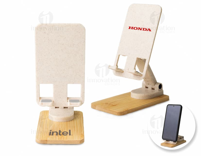 Suporte retrátil para celular 360° em papel marrom vazio, com textura antiga e desgastada. O suporte é amarelo com detalhes em madeira e metal, oferecendo um design vintage e grunge. O objeto está em cima de um bloco de madeira velho, em um espaço de escritório desorganizado.