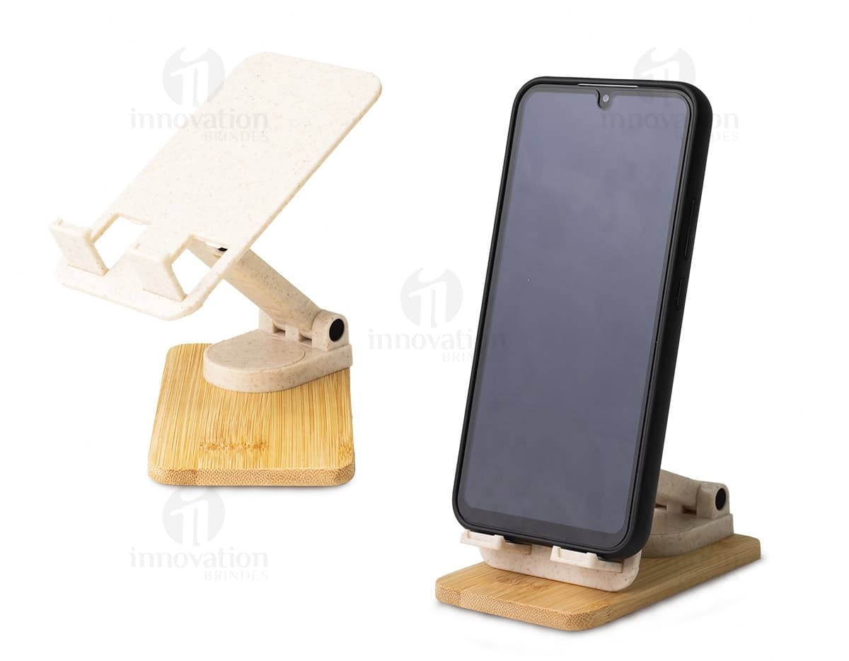 Suporte retrátil para celular 360° em papel marrom vazio, com textura antiga e desgastada. O suporte é amarelo com detalhes em madeira e metal, oferecendo um design vintage e grunge. O objeto está em cima de um bloco de madeira velho, em um espaço de escritório desorganizado.