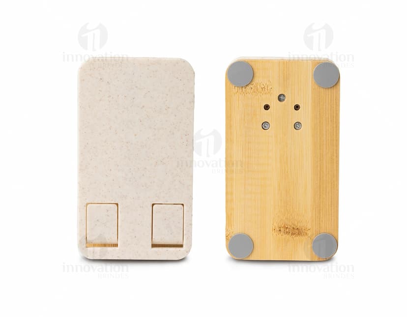 Suporte retrátil para celular 360° em papel marrom vazio, com textura antiga e desgastada. O suporte é amarelo com detalhes em madeira e metal, oferecendo um design vintage e grunge. O objeto está em cima de um bloco de madeira velho, em um espaço de escritório desorganizado.