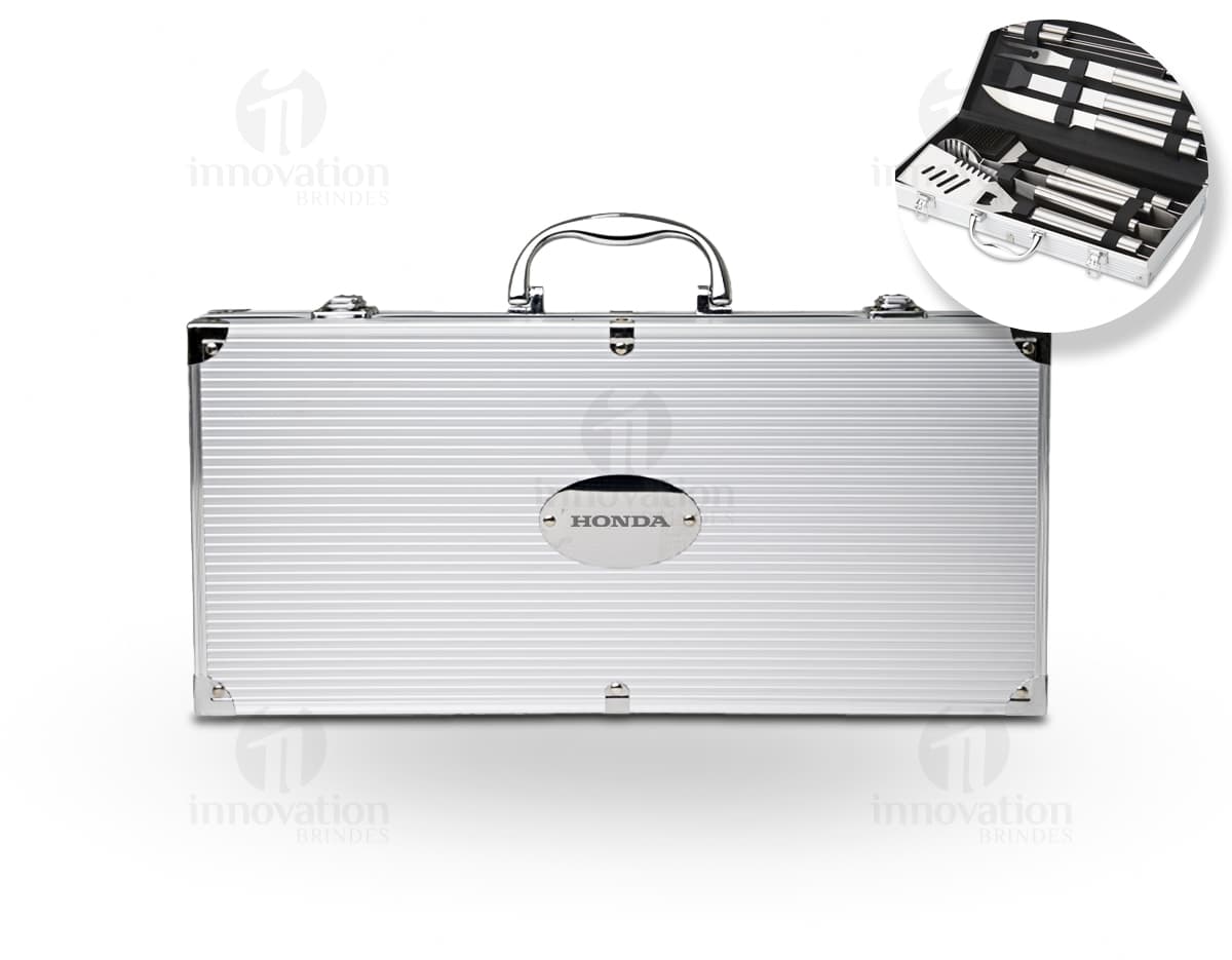 Imagem de um elegante kit churrasco 10 peças em couro legítimo, ideal para viagens e passeios gourmet. Com design retro e prático, é perfeito para armazenar utensílios de churrasco de forma organizada. Leve, compacto e com alça para transporte, é a escolha ideal para os amantes de churrasco que buscam praticidade. Aproveite para presentear alguém especial ou completar seu arsenal de churrasco com estilo.