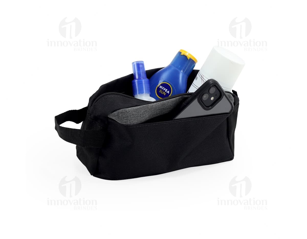 Nécessaire de nylon preto para guardar seus objetos pessoais com estilo e praticidade. Ideal para viagens e para o dia a dia. Mantenha seu dinheiro, cartões e acessórios organizados com esse elegante porta-objetos. Adquira já o seu!