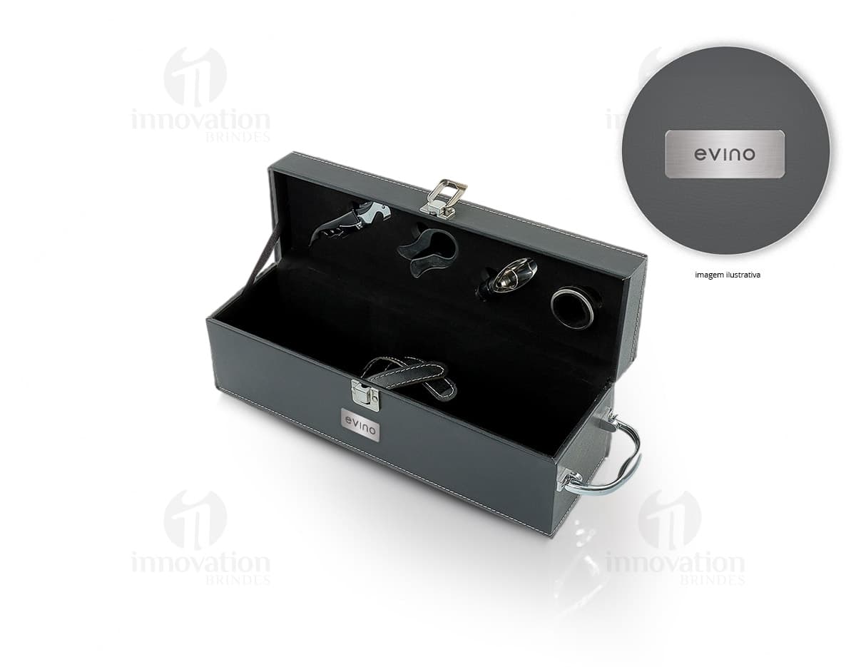 Kit Vinho 4 peças - Prático e elegante, este kit conta com os acessórios essenciais para os amantes de vinho. Com design moderno em metal, inclui abridor, cortador de lacre, tampa e bico dosador. Ideal para presentear ou para desfrutar em casa. Garanta o seu!