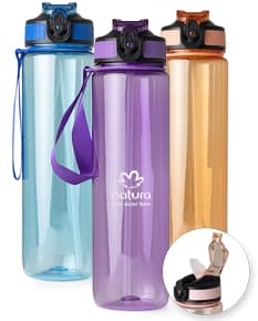 squeeze plástico de 1 litro contendo líquido transparente. O recipiente é de plástico colorido em amarelo e contém um objeto para abrir a tampa. A embalagem está limpa e é perfeita para armazenar bebidas saudáveis e frescas.