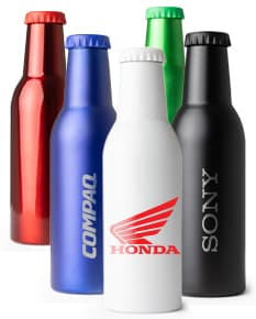 Garrafa de inox de 350ml, com rótulo, completamente cheia de líquido transparente. A garrafa está sobre uma mesa com outras garrafas e copos de bebida ao redor. O ambiente parece ser um bar ou restaurante. A garrafa tem um design elegante e clean, com tampa de rolha.