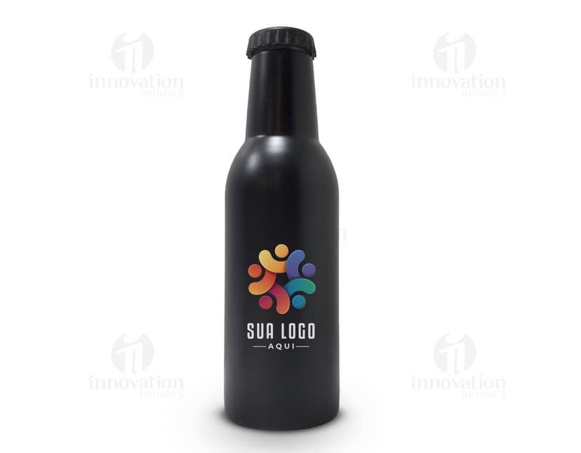 Garrafa de inox de 350ml, com rótulo, completamente cheia de líquido transparente. A garrafa está sobre uma mesa com outras garrafas e copos de bebida ao redor. O ambiente parece ser um bar ou restaurante. A garrafa tem um design elegante e clean, com tampa de rolha.