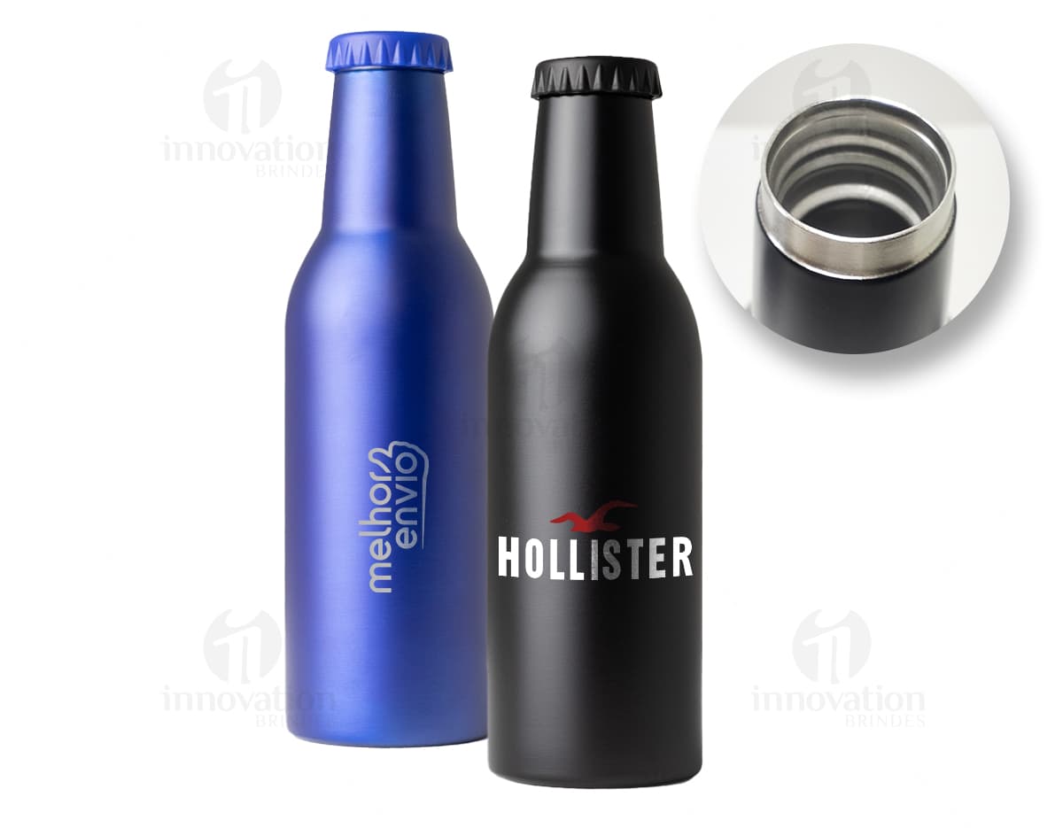 Garrafa de inox de 350ml, com rótulo, completamente cheia de líquido transparente. A garrafa está sobre uma mesa com outras garrafas e copos de bebida ao redor. O ambiente parece ser um bar ou restaurante. A garrafa tem um design elegante e clean, com tampa de rolha.