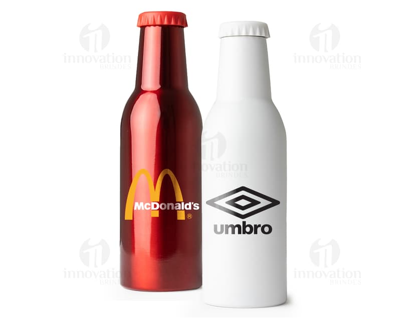 Garrafa de inox de 350ml, com rótulo, completamente cheia de líquido transparente. A garrafa está sobre uma mesa com outras garrafas e copos de bebida ao redor. O ambiente parece ser um bar ou restaurante. A garrafa tem um design elegante e clean, com tampa de rolha.