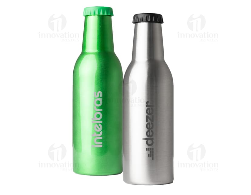 Garrafa de inox de 350ml, com rótulo, completamente cheia de líquido transparente. A garrafa está sobre uma mesa com outras garrafas e copos de bebida ao redor. O ambiente parece ser um bar ou restaurante. A garrafa tem um design elegante e clean, com tampa de rolha.