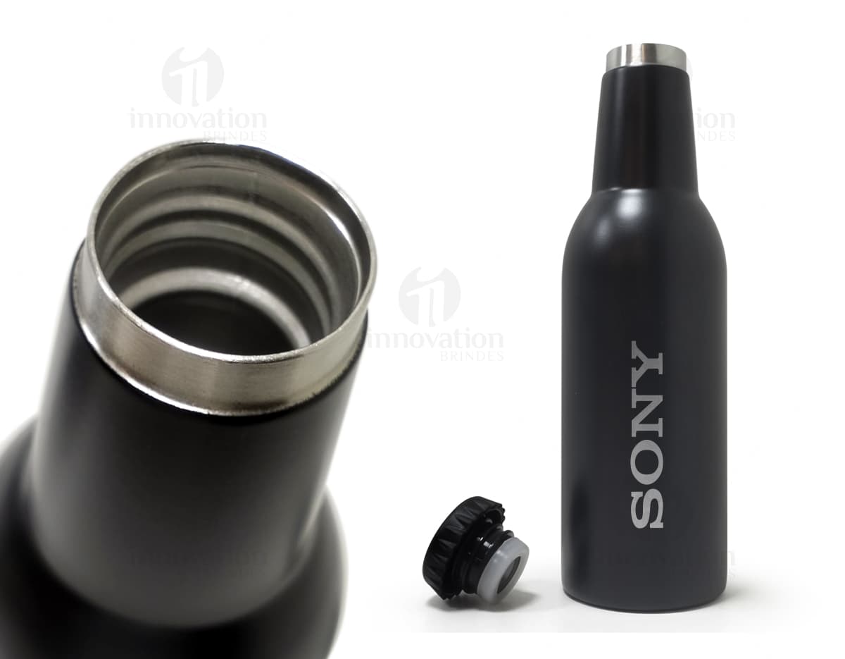 Garrafa de inox de 350ml, com rótulo, completamente cheia de líquido transparente. A garrafa está sobre uma mesa com outras garrafas e copos de bebida ao redor. O ambiente parece ser um bar ou restaurante. A garrafa tem um design elegante e clean, com tampa de rolha.