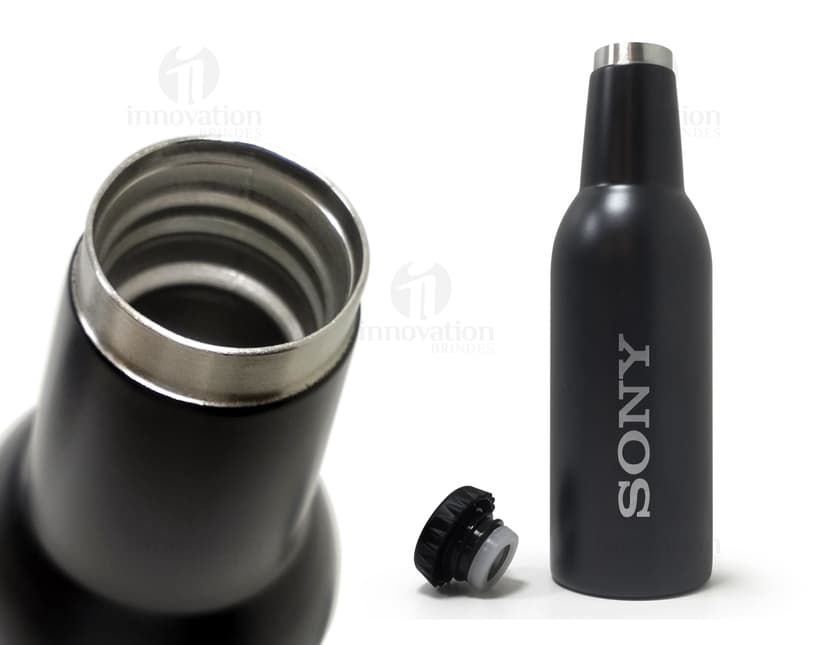 Garrafa de inox de 350ml, com rótulo, completamente cheia de líquido transparente. A garrafa está sobre uma mesa com outras garrafas e copos de bebida ao redor. O ambiente parece ser um bar ou restaurante. A garrafa tem um design elegante e clean, com tampa de rolha.