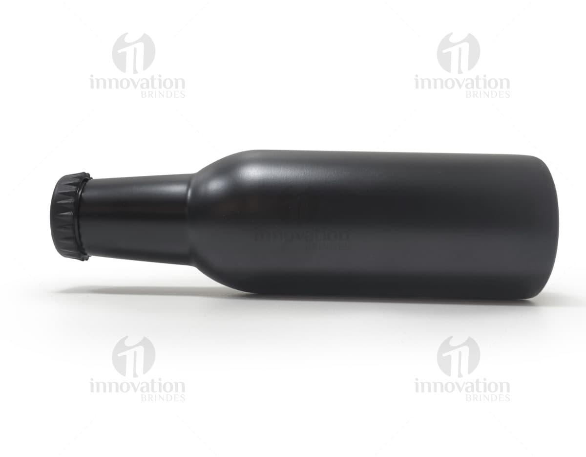Garrafa de inox de 350ml, com rótulo, completamente cheia de líquido transparente. A garrafa está sobre uma mesa com outras garrafas e copos de bebida ao redor. O ambiente parece ser um bar ou restaurante. A garrafa tem um design elegante e clean, com tampa de rolha.