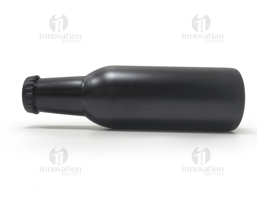 Garrafa de inox de 350ml, com rótulo, completamente cheia de líquido transparente. A garrafa está sobre uma mesa com outras garrafas e copos de bebida ao redor. O ambiente parece ser um bar ou restaurante. A garrafa tem um design elegante e clean, com tampa de rolha.