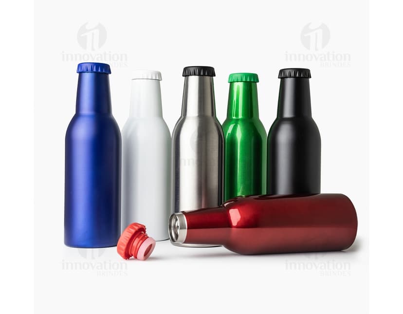 Garrafa de inox de 350ml, com rótulo, completamente cheia de líquido transparente. A garrafa está sobre uma mesa com outras garrafas e copos de bebida ao redor. O ambiente parece ser um bar ou restaurante. A garrafa tem um design elegante e clean, com tampa de rolha.