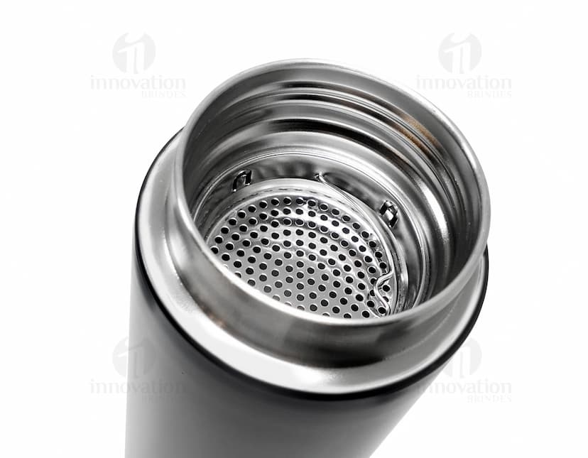 Garrafa térmica inox 550ml com infusor - Mantenha suas bebidas quentes ou geladas por horas! Perfeita para chá, café ou suco. Design elegante e prático, ideal para levar para o trabalho, academia ou viagens. Acompanha infusor para chás e frutas. Garanta a sua!