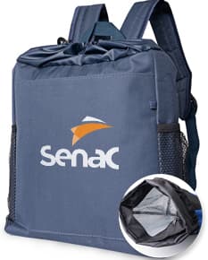 Mochila saco térmico de 14 litros, em couro marrom, com alças e zíperes metálicos. Ideal para viagens e negócios, possui design moderno e elegante, oferecendo segurança e praticidade no transporte de objetos e alimentos.