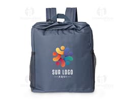 Mochila saco térmico de 14 litros, em couro marrom, com alças e zíperes metálicos. Ideal para viagens e negócios, possui