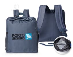 Mochila saco térmico de 14 litros, em couro marrom, com alças e zíperes metálicos. Ideal para viagens e negócios, possui
