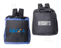 Mochila saco térmico de 14 litros, em couro marrom, com alças e zíperes metálicos. Ideal para viagens e negócios, possui