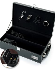 Maleta de vinho de 4 peças em veludo preto, contendo acessórios de negócios e equipamentos tecnológicos, como notebook, dinheiro, papel, chave, câmera e pen drive.