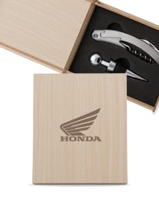 Kit vinho em estojo de madeira contendo corkscrew, bottle opener, opener, pliers, wrench, screwdriver, sharp knife, spanner, scissors, adjustable wrench, hammer, saw, clamp, cork, wine opener, and wine stopper. Feito de metal, aço inoxidável, plástico e madeira, ideal para manutenção e reparos em casa, oficina ou indústria. Cor preto, prata e cromado, com aparência robusta e durável.