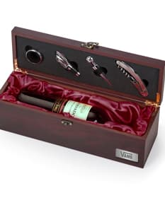 Caixa de madeira contendo maleta, fechadura, chaves,  garrafa e copo para vinho.