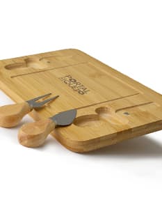 Kit de queijo 3 peças em aço inoxidável e madeira, perfeito para momentos em família. Utensílios de qualidade para sua cozinha, com design retrô e acabamento cromado. Ideal para amantes de queijos e vinhos. Adquira já o seu!