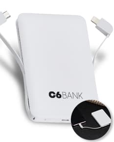 Power bank preto de 5.000mAh com luz LED e porta USB. O dispositivo eletrônico é um equipamento de tecnologia compacto e portátil, ideal para carregar celulares e outros dispositivos eletrônicos. Possui um design moderno e prático, com botões de controle e indicadores de carga. É um acessório essencial para manter a bateria dos aparelhos sempre em dia, seja no escritório, em viagens ou em casa.