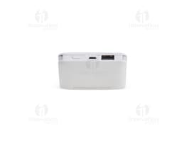 Power bank preto de 5.000mAh com luz LED e porta USB. O dispositivo eletrônico é um equipamento de tecnologia compacto e
