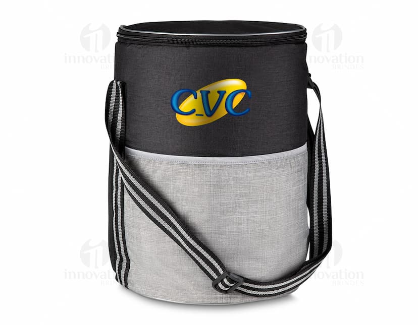 Bolsa térmica preta com capacidade de 25 litros, feita de couro, possui alça, zíper, design moderno e elegante. Ideal para viagens, negócios, armazenamento de alimentos, com compartimentos para organização de objetos.