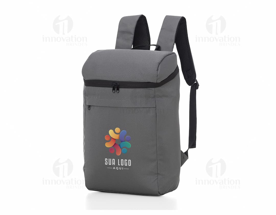 Mochila térmica 17L preta em couro, com alça e zíper, ideal para viagens de negócios e corporativas. Oferece luxo e elegância, com estilo moderno e praticidade para guardar objetos pessoais e equipamentos.