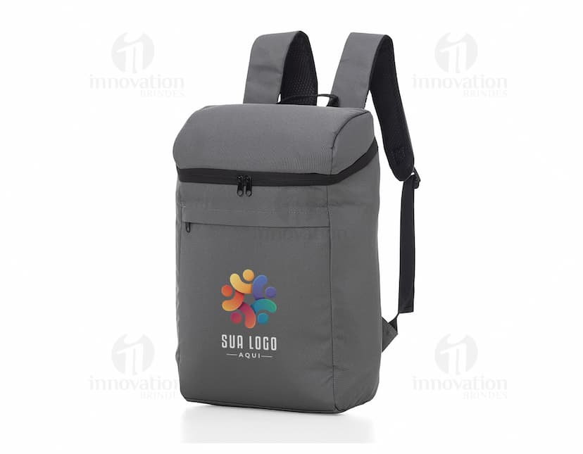 Mochila térmica 17L preta em couro, com alça e zíper, ideal para viagens de negócios e corporativas. Oferece luxo e elegância, com estilo moderno e praticidade para guardar objetos pessoais e equipamentos.