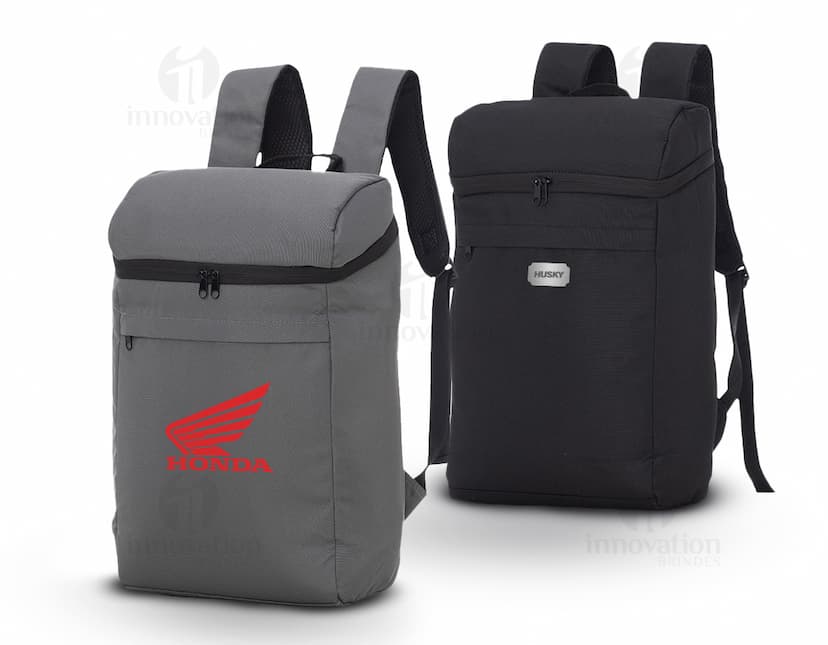 Mochila térmica 17L preta em couro, com alça e zíper, ideal para viagens de negócios e corporativas. Oferece luxo e elegância, com estilo moderno e praticidade para guardar objetos pessoais e equipamentos.