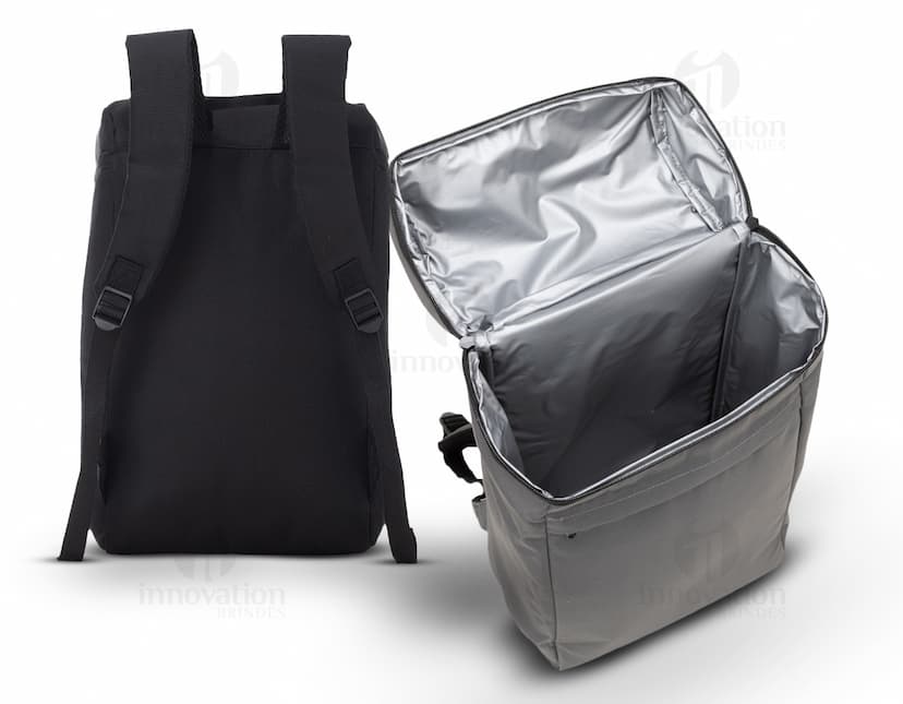 Mochila térmica 17L preta em couro, com alça e zíper, ideal para viagens de negócios e corporativas. Oferece luxo e elegância, com estilo moderno e praticidade para guardar objetos pessoais e equipamentos.