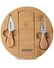 Kit Queijo 3 Peças: Embalado com estilo e qualidade, este conjunto é essencial para os amantes de queijo! Feito com madeira e couro marrom, é perfeito para qualquer ocasião. Tenha uma experiência única em suas refeições com este elegante e prático kit de queijo. Ideal para presentear ou para seu próprio uso. Garanta o seu agora!