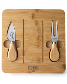 Kit Queijo 3 Peças: A combinação perfeita de utensílios de aço inoxidável para desfrutar de momentos em família. Com design retro e acabamento cromado, este conjunto inclui faca, garfo e espátula afiados e resistentes. Ideal para amantes de queijo e para deixar sua cozinha ainda mais equipada. Adquira já o seu!