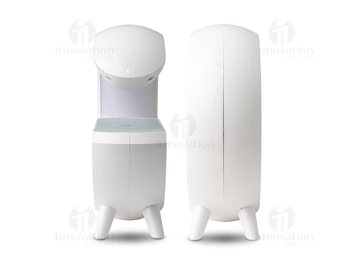 Caixa de som com carregador por indução é um aparelho metálico de alta tecnologia que conta com um design moderno e futurista. Possui acabamento em aço inoxidável, ícones de segurança como algemas e cadeado, além de elementos de justiça como balança e martelo. O dispositivo possui detalhes em ouro e prata, refletindo a ideia de riqueza e negócios. Inclui também uma combinação de letras e símbolos tipográficos, indicando um aspecto de digital e financeiro. O objeto é ideal para quem busca uma experiência de áudio premium, unindo tecnologia e elegância em um único produto.