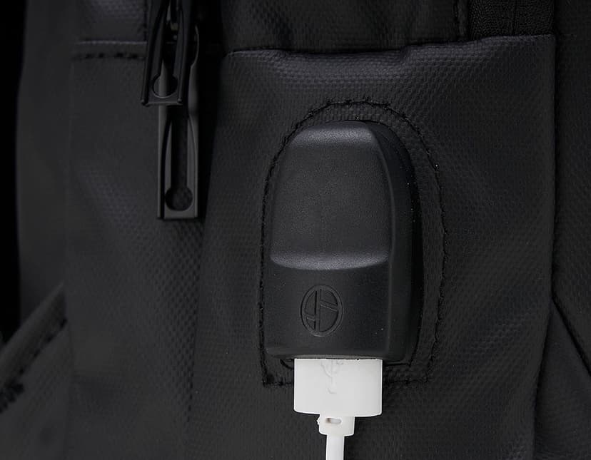 Mochila de couro sintético com 17 litros de capacidade, perfeita para suas viagens de negócios. Com design moderno e prático, possui porta USB para recarregar seus dispositivos em qualquer lugar. Ideal para manter seus equipamentos seguros e organizados. Leve, resistente e estilosa, essa mochila é o acessório perfeito para suas jornadas de trabalho. Garanta já a sua!