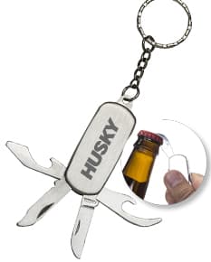 Chaveiro de metal com design elegante e funcional, contendo um canivete com 4 funções. Com detalhes em prata e ouro, ele serve como um acessório de luxo e estilo. Ideal para presentear em ocasiões especiais, como o Dia dos Namorados. Seu formato de coração e pedras preciosas o tornam um adorno romântico e sofisticado.