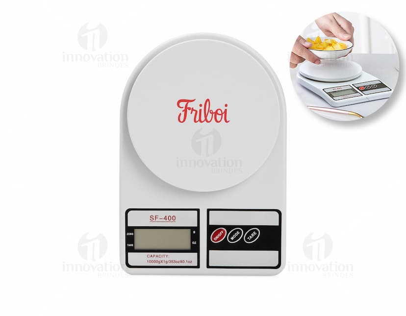 Mulher sorrindo e trabalhando em sua cozinha, com uma mesa de café da manhã com comida, xícara de café, pratos e utensílios. Ela está segurando uma balança digital para cozinha.