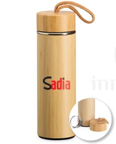 Garrafa Térmica Bambu 400ml com Infusor - Mantenha suas bebidas quentes ou frias por mais tempo com essa garrafa térmica sustentável. Feita com bambu ecológico, possui um infusor para adicionar chás e frutas. Ideal para levar para o trabalho, academia ou passeios ao ar livre. Prática, versátil e eco-friendly! A garrafa térmica perfeita para quem busca estilo e sustentabilidade. Aproveite!