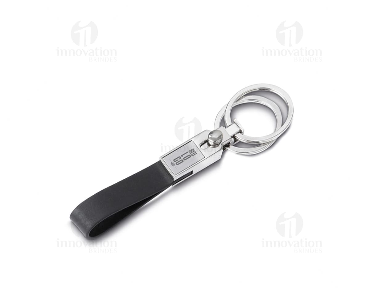 Chaveiro de metal com couro e 2 argolas. Este chaveiro robusto e elegante é o acessório perfeito para manter suas chaves seguras. Feito de aço inoxidável e couro de alta qualidade, garantindo durabilidade e estilo. Adicione um toque de classe ao seu dia a dia com este chaveiro sofisticado. Ideal para uso pessoal ou como brinde corporativo. Garanta já o seu!