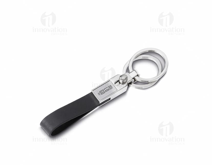 Chaveiro de metal com couro e 2 argolas. Este chaveiro robusto e elegante é o acessório perfeito para manter suas chaves seguras. Feito de aço inoxidável e couro de alta qualidade, garantindo durabilidade e estilo. Adicione um toque de classe ao seu dia a dia com este chaveiro sofisticado. Ideal para uso pessoal ou como brinde corporativo. Garanta já o seu!